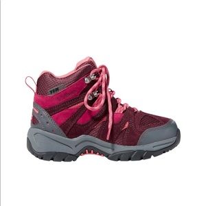 Waterproof hiking boot size 6 junior or 7 adult.